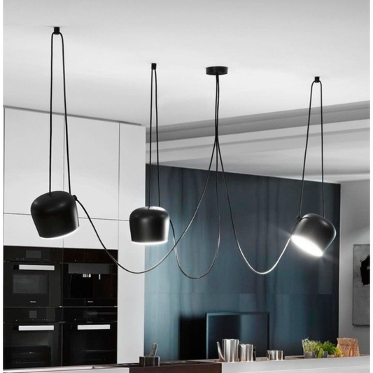 Suspension Loft en aluminium noir avec plusieurs abat-jour et longs câbles déportés au plafond