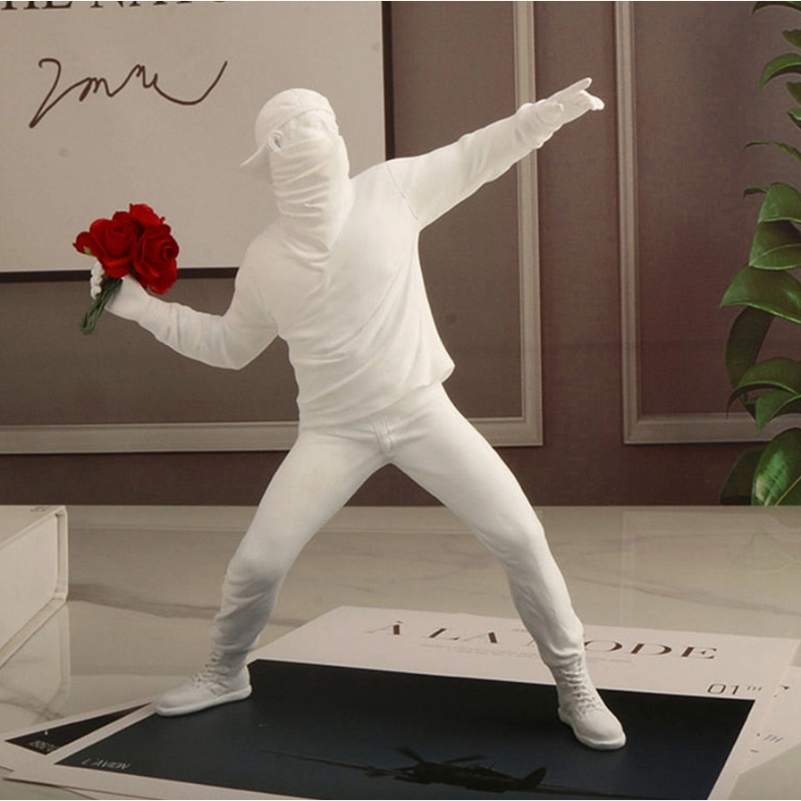 Figurine décorative Lanceur de Fleurs en résine blanche avec fleurs rouges pour intérieur contemporain