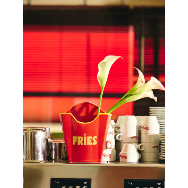 Vase Frites Fluid Market en céramique rouge et jaune inspiré d’un cornet de frites