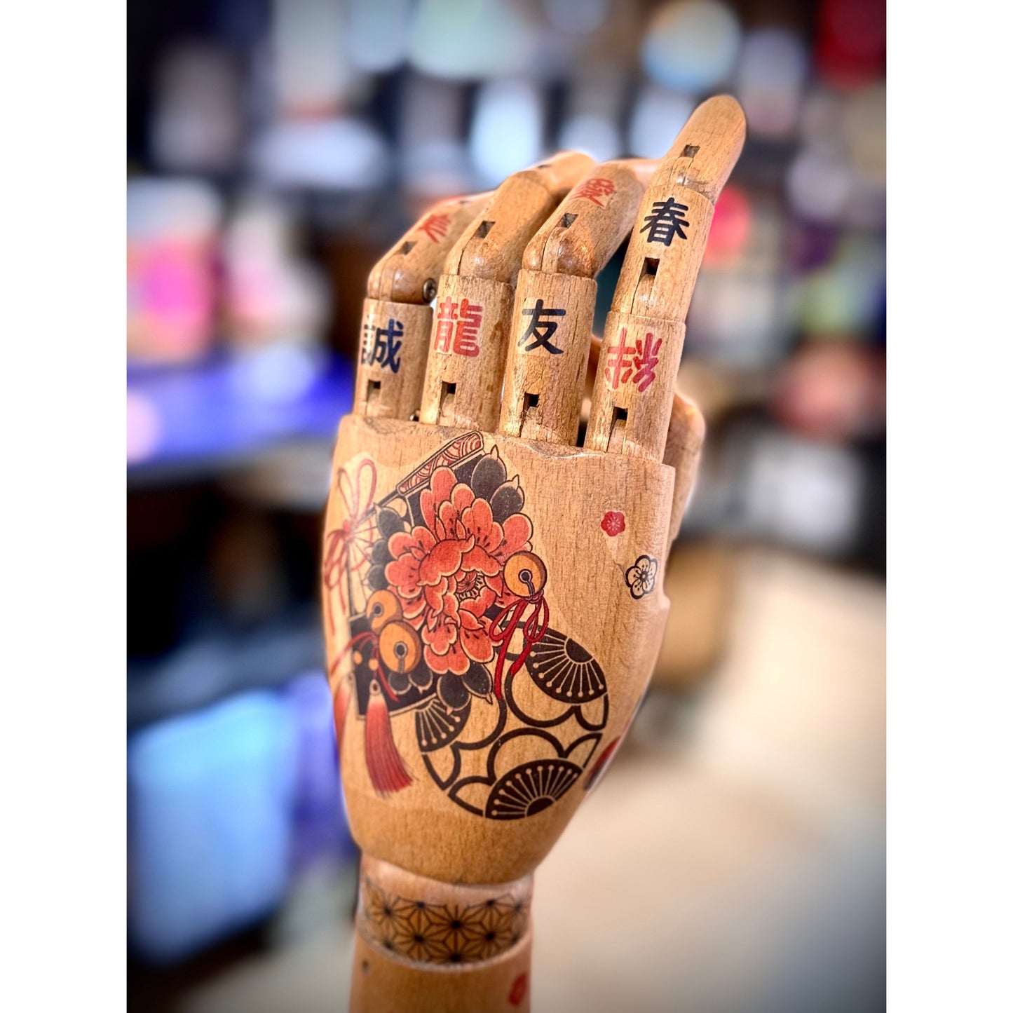 Bras tatoué en bois – Ateliers CSD Davoy – Sculpture déco japonaise