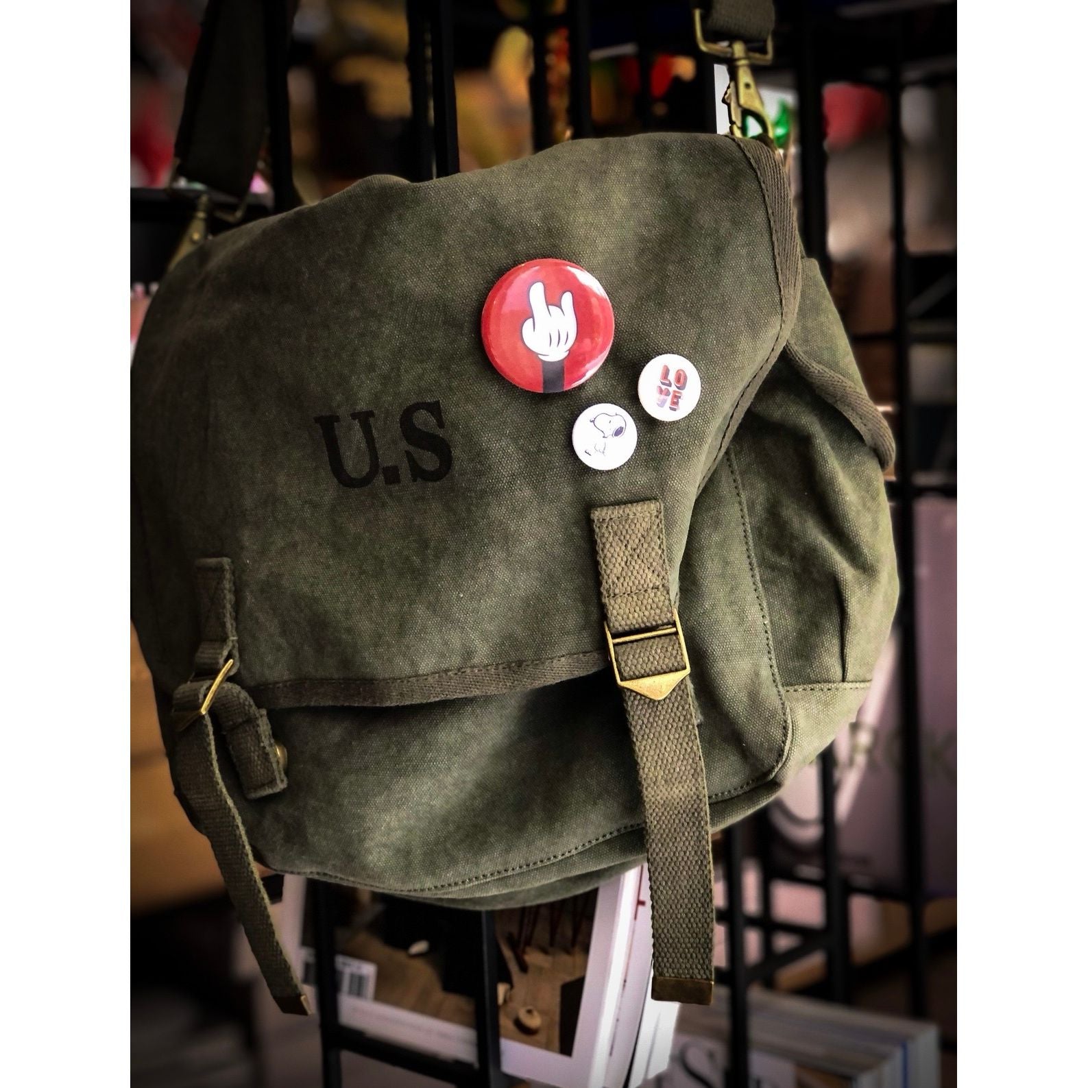 – Sac US grande taille kaki porté en bandoulière
– Sac militaire vintage kaki grand format
– Détails du sac US kaki en toile épaisse