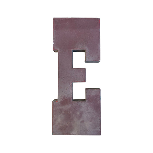 Lettre d’enseigne vintage en métal bordeaux – Lettre “E” – Déco murale industrielle