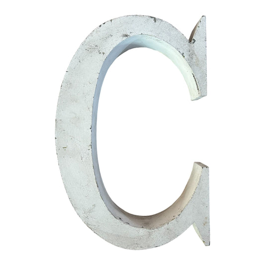 Lettre d’Enseigne Vintage “C” – Métal Blanc Patiné – Style Industriel Minimaliste