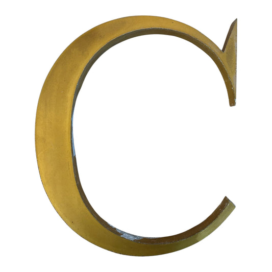 Lettre d’Enseigne Vintage “C” – Métal Doré Patiné – Style Chic & Industriel