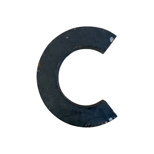 Lettre d’Enseigne Vintage “C” – Métal Noir Patiné – Style Industriel Brut