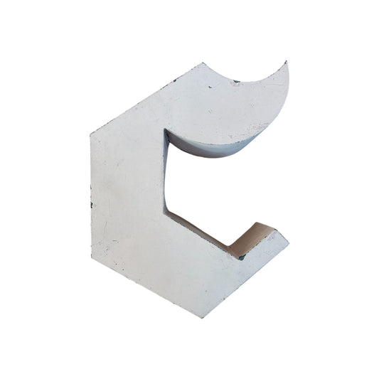Lettre d’Enseigne Vintage “C” – Métal Rose Pâle – Design Brut et Géométrique