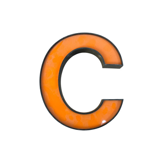 Lettre d’Enseigne Vintage “C” – Métal et Plexiglas Orange – Décoration Industrielle Rétro