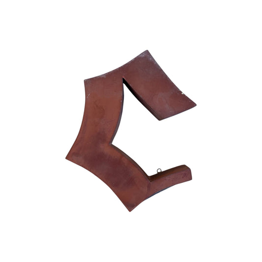 Lettre d’Enseigne Vintage “C” Stylisé – Métal Rouge Foncé – Style Brut & Graphique