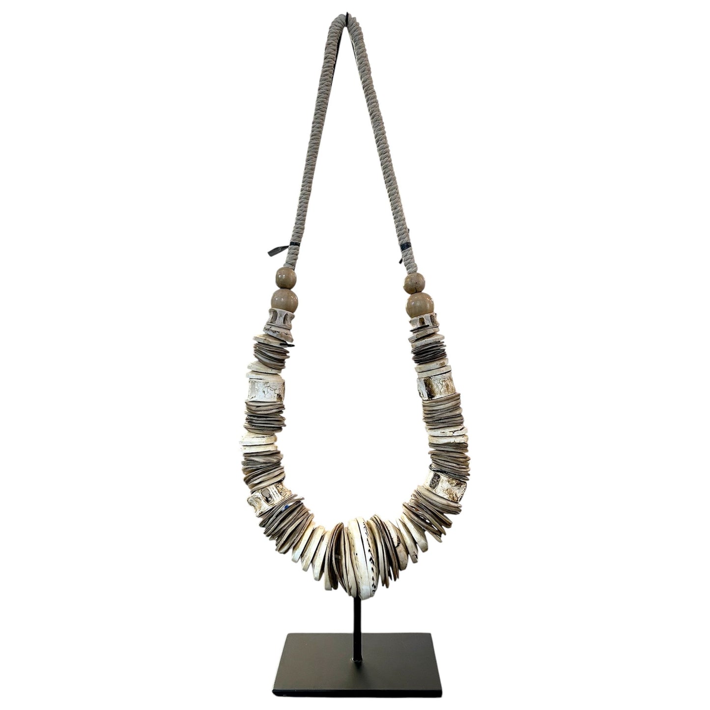 Collier décoratif papou en coquillages naturels – artisanat tribal Papouasie sur socle noir