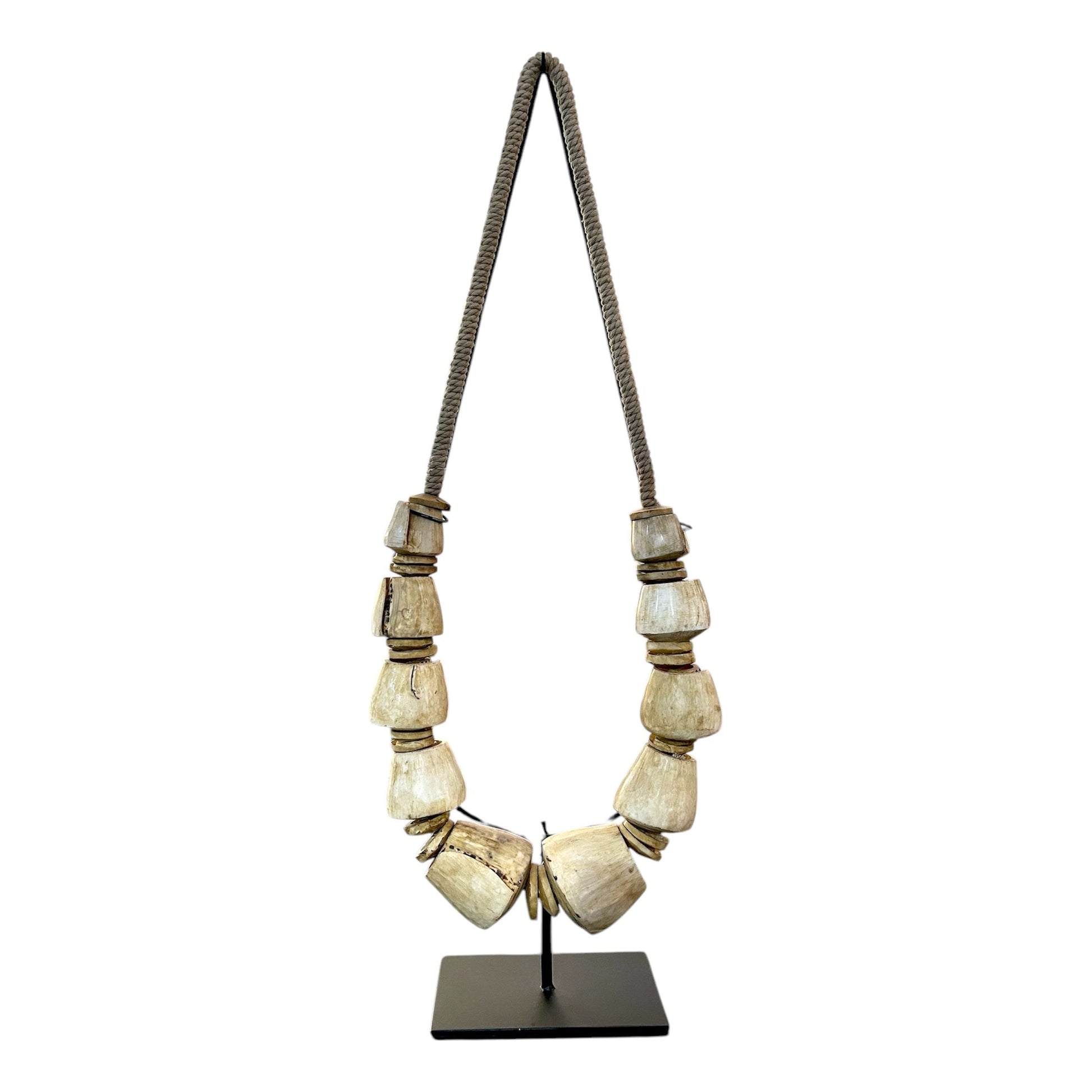 Collier traditionnel papou en coquillages naturels sur socle – objet d’art tribal d’Océanie