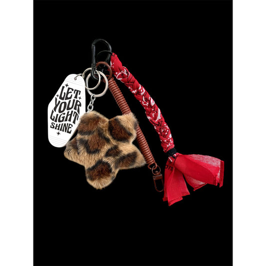 Grigri de sac Ømm Let Your Light Shine – étoile en fausse fourrure léopard, ruban rouge et médaillon mantra