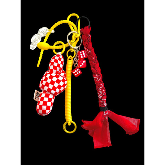 Grigri de sac avec lapin vichy rouge, dés rouges et spirale jaune – Ømm – Accessoire fait main pièce unique