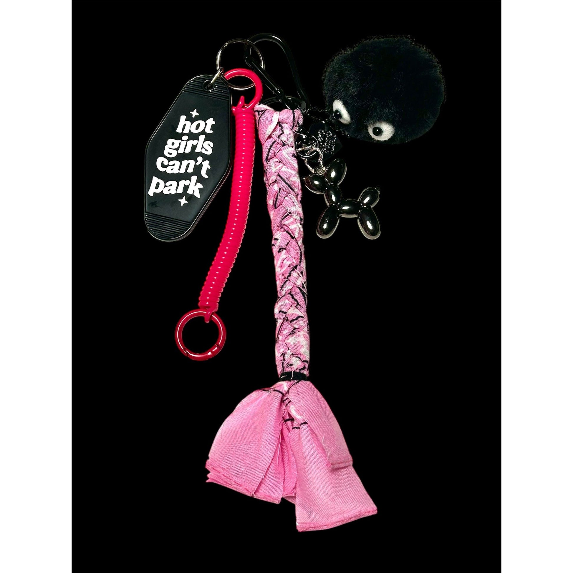 Grigri de sac rose et noir avec pompon poilu, plaque "hot girls can’t park" et pendentif chien ballon – Ømm – Accessoire fait main unique
