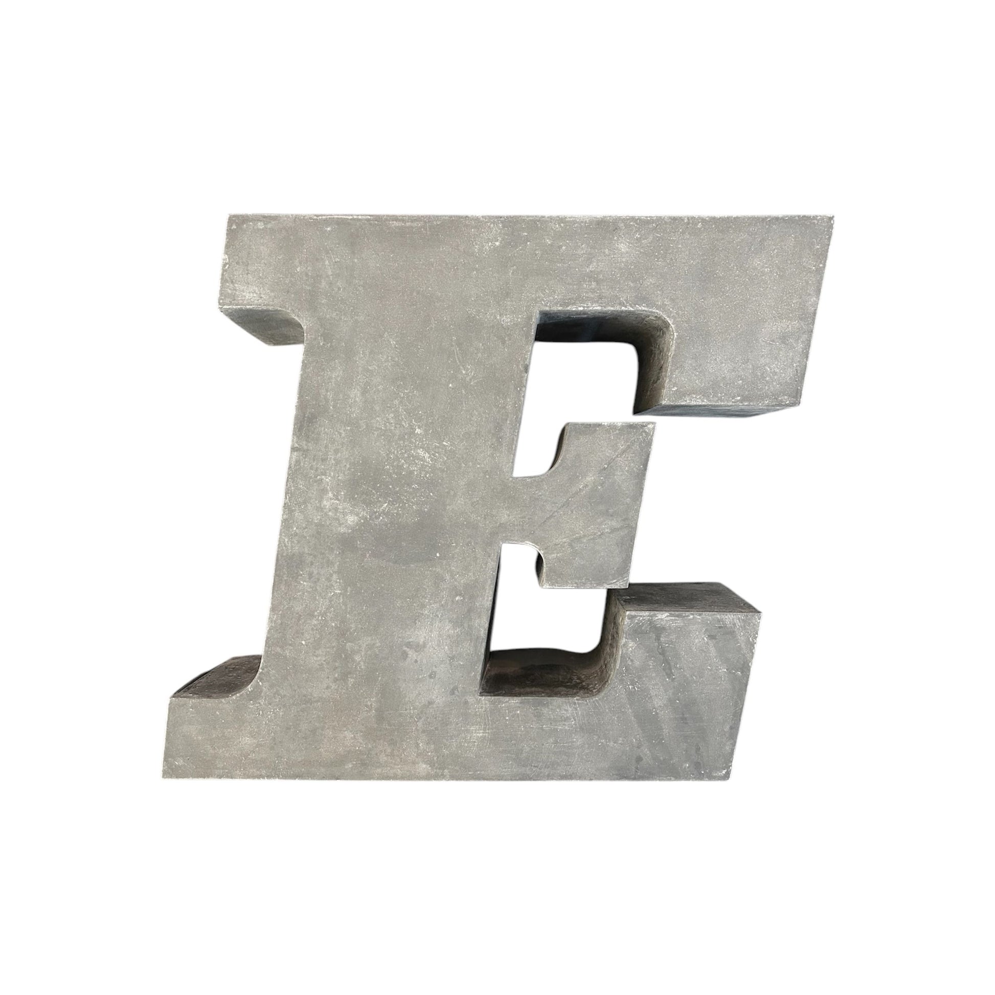 Lettre d’enseigne vintage "E" en métal brut – style industriel rétro