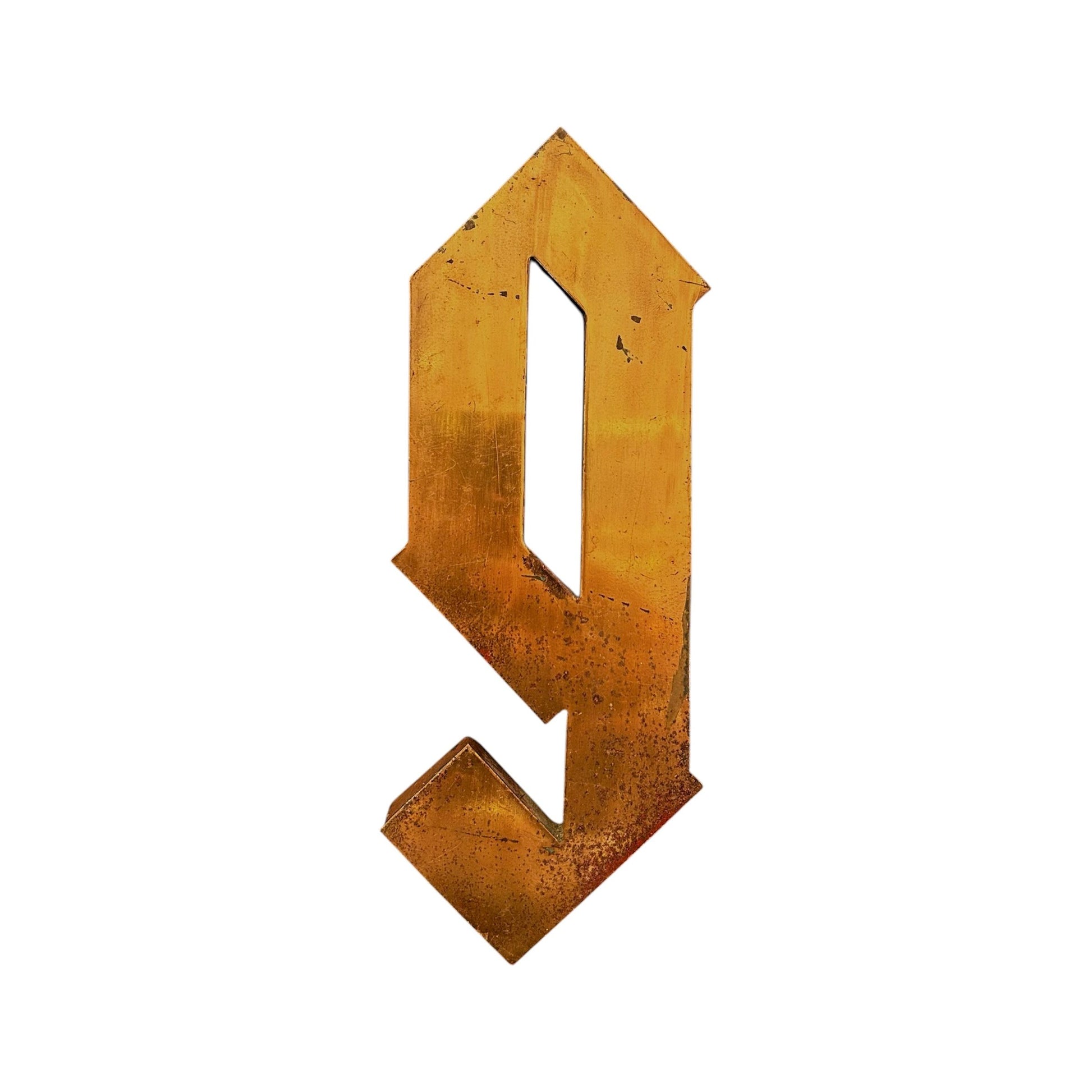 Lettre d’enseigne vintage "g" – métal cuivré – style gothique industriel