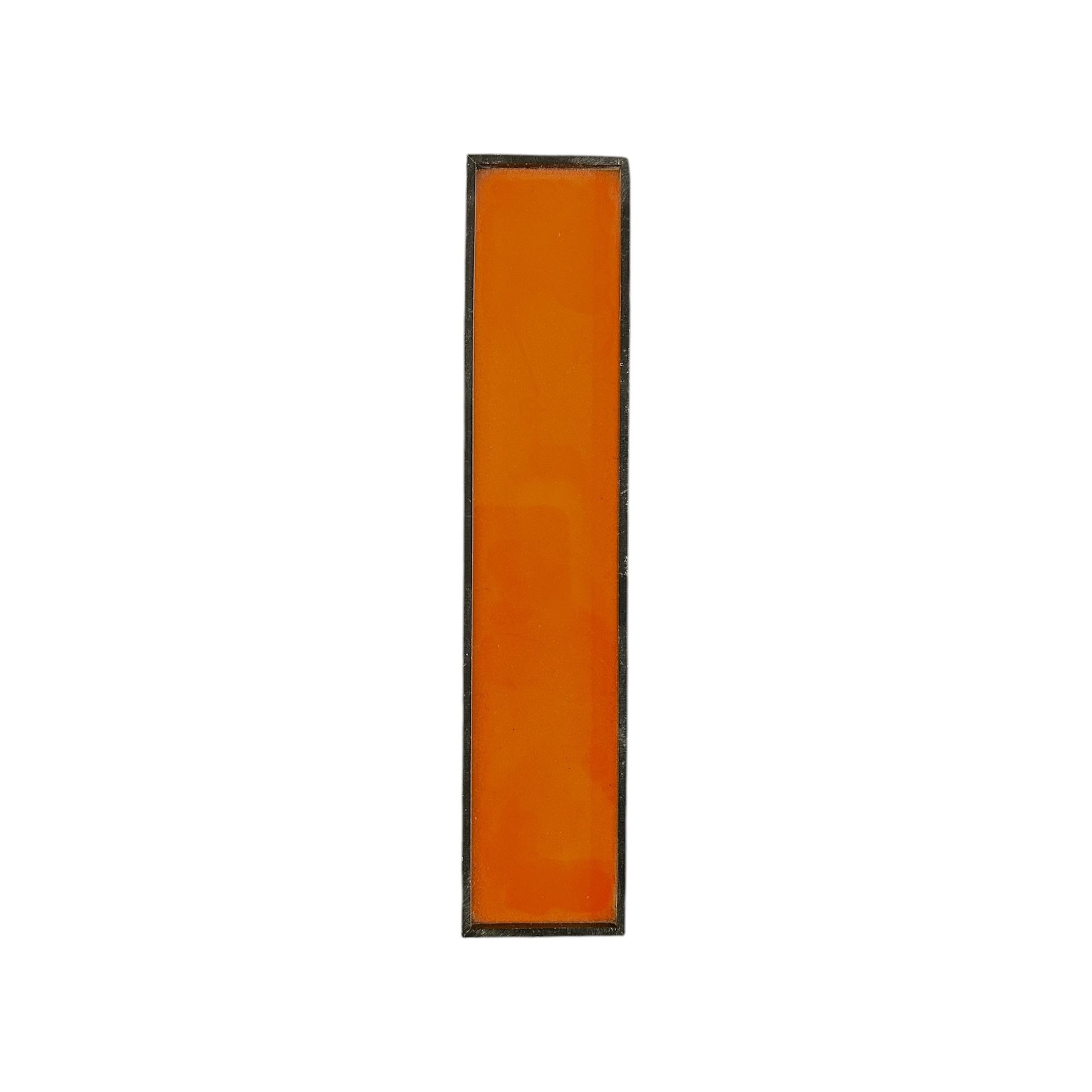 Lettre I orange en plexiglas avec contours noirs, style enseigne vintage