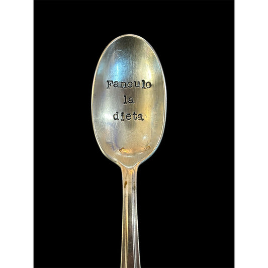 Cuillère vintage gravée du message "Fanculo la dieta", en métal argenté.