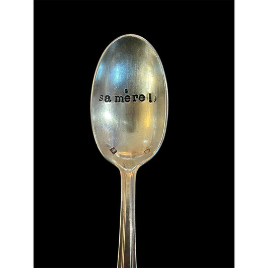 Cuillère vintage gravée avec l’inscription "sa mère !", en métal argenté.