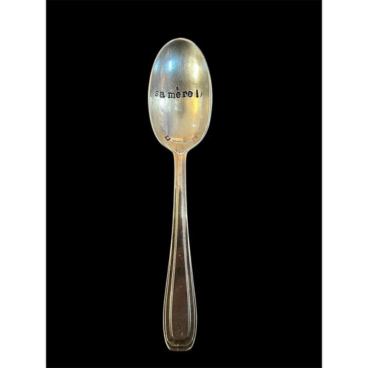 Cuillère vintage gravée avec l’inscription "sa mère !", en métal argenté.