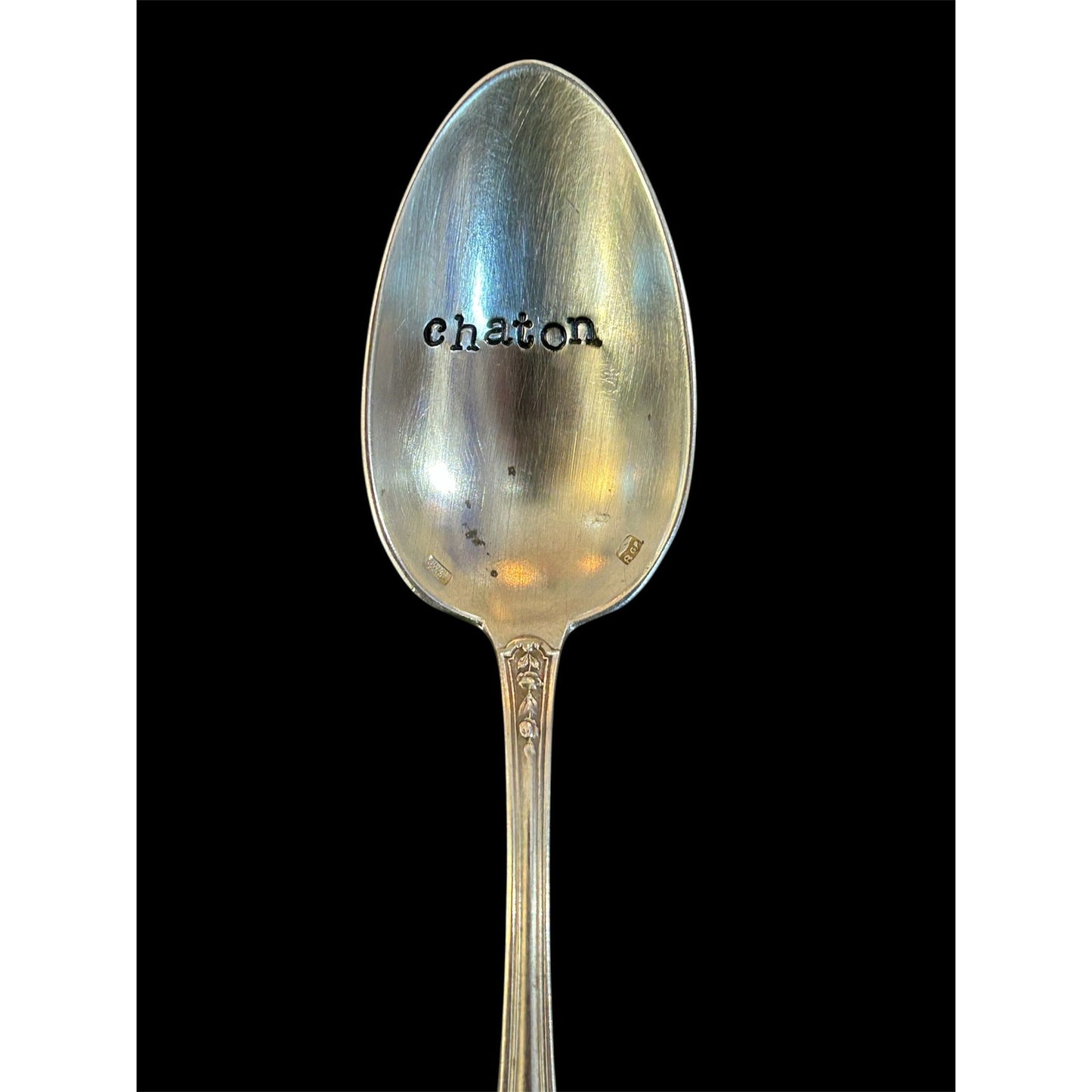 Cuillère vintage en métal argenté gravée du mot "chaton", décor floral sur le manche.