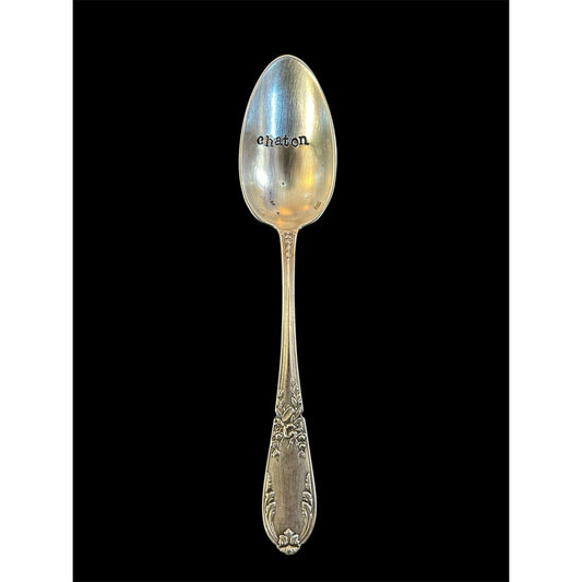 Cuillère vintage en métal argenté gravée du mot "chaton", décor floral sur le manche.