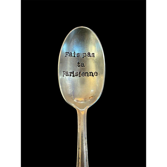 Cuillère vintage en métal argenté gravée "Fais pas ta Parisienne" – pièce unique artisanale