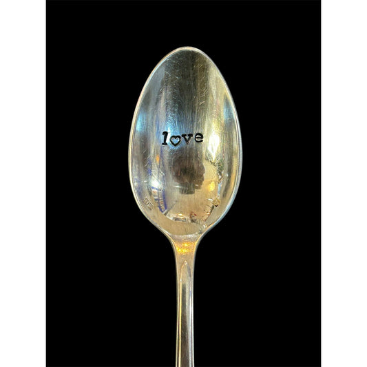 Cuillère vintage en métal argenté gravée "love" – objet unique artisanal
