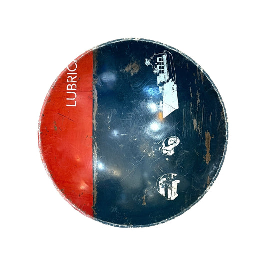 Plateau bicolore rouge et noir en métal recyclé, avec marquages industriels – Ø38 cm – fabrication artisanale Burkina Faso
