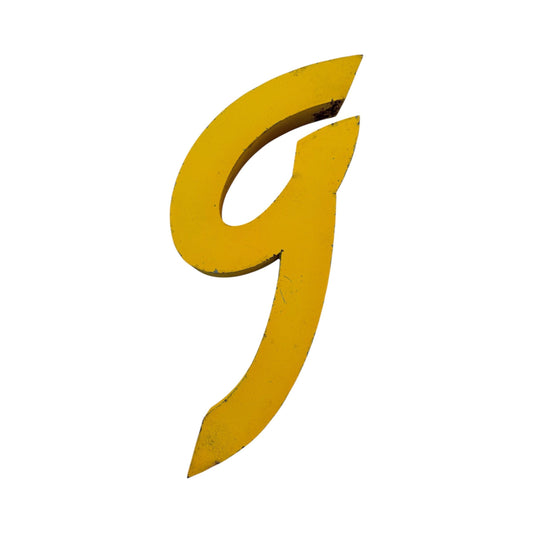 Lettre d’enseigne vintage "g" en métal jaune, style rétro industriel