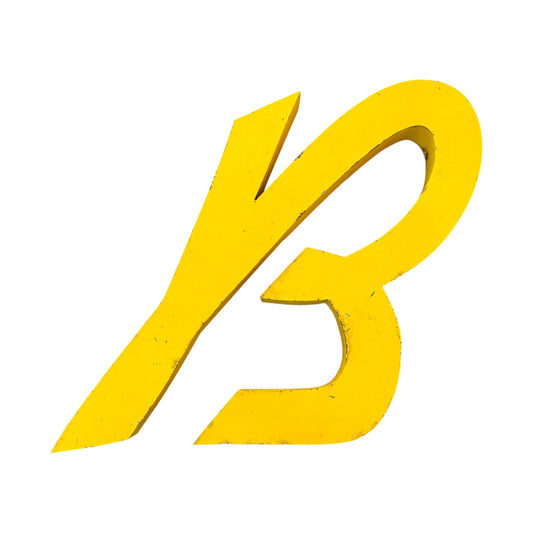 Lettre d’enseigne vintage "B" en métal jaune, style rétro industriel