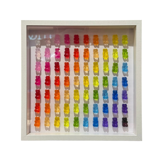 Encadrement Rainbow Atelier Artizen composé d'oursons en résine multicolores disposés en dégradé arc-en-ciel dans un cadre blanc de 26,5 × 26,5 cm