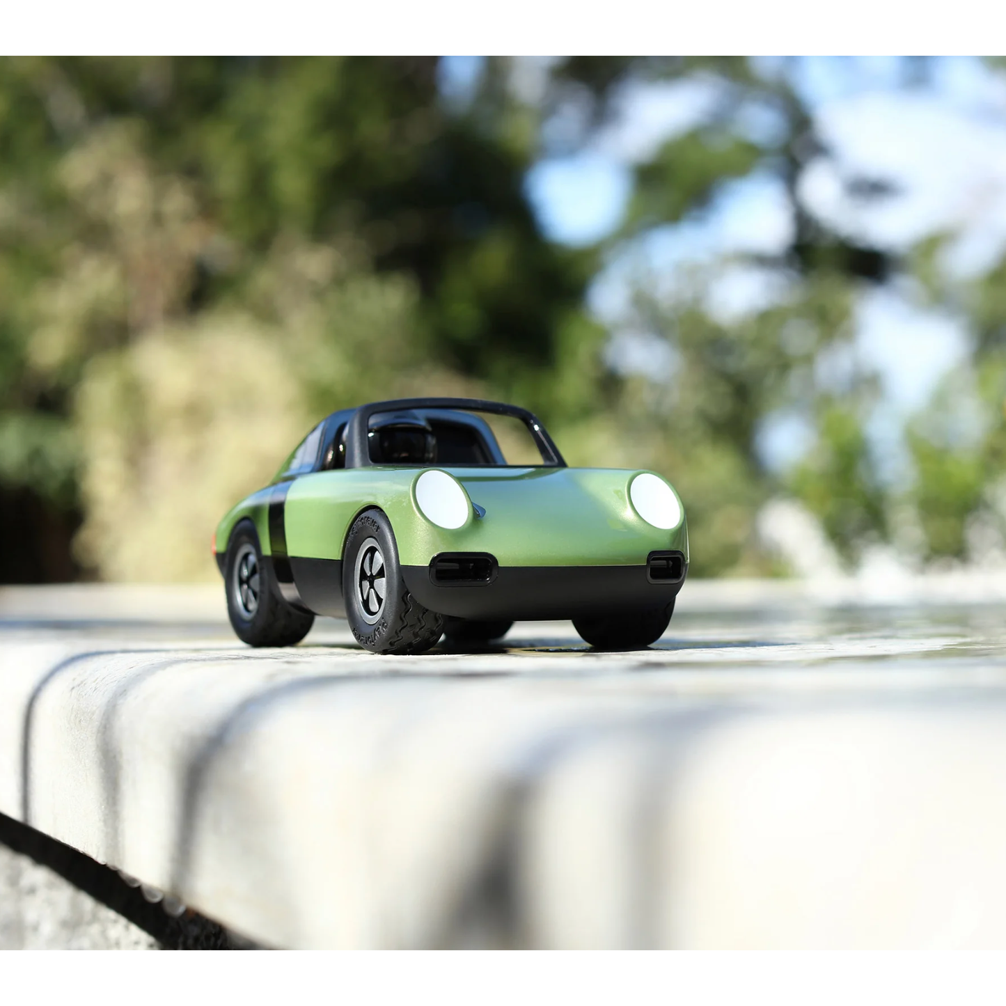 Voiture "Luft Hopper" Playforever – miniature design rétro verte, inspirée des Porsche 70’s.