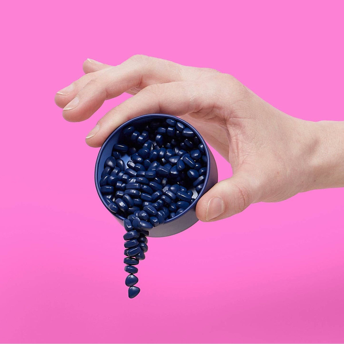 Speks Mini Matte Crags Indigo Mat avec petits éléments magnétiques bleus sur leur boîte ronde assortie