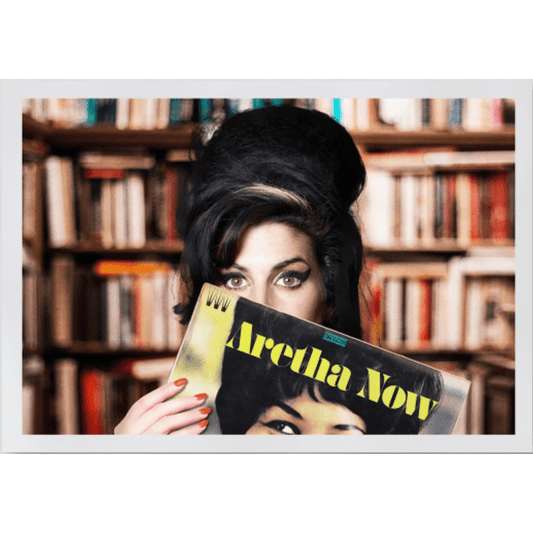 Affiche "Amy at Vinyl Store" – Portrait pop & vintage d'inspiration musicale - Boutique Ømm