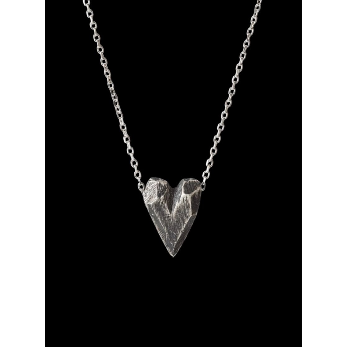 Beatriz Favres – Collier cœur en argent oxydé (petite taille) - Boutique Ømm