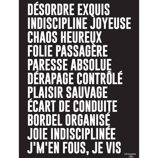 Affiche Mantra #3 Chouquette Club 50 x 70 cm avec texte beige sur fond noir dans une chambre contemporaine