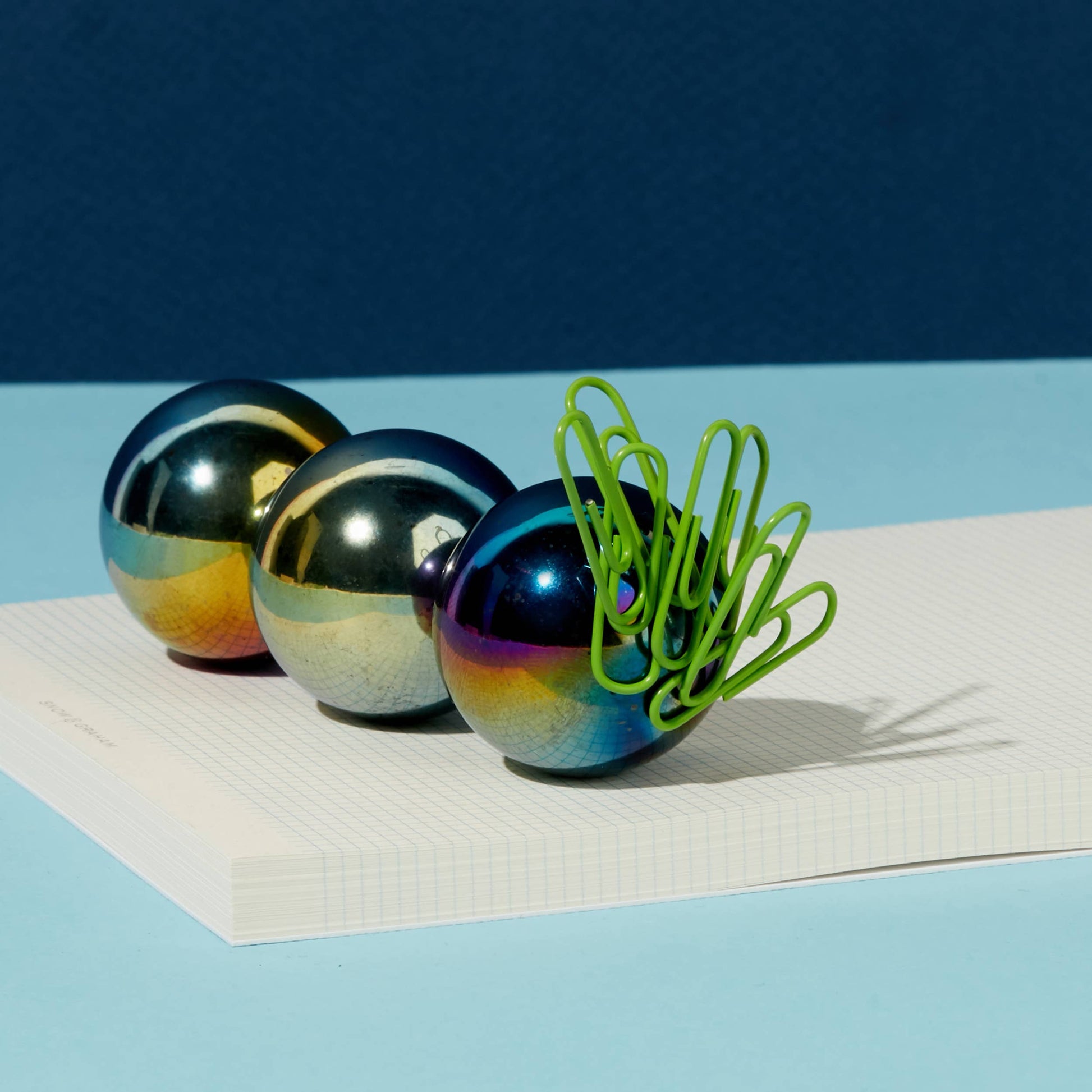 Speks Supers avec trois grandes sphères magnétiques irisées multicolores sur leur base de présentation avec boîte d’origine