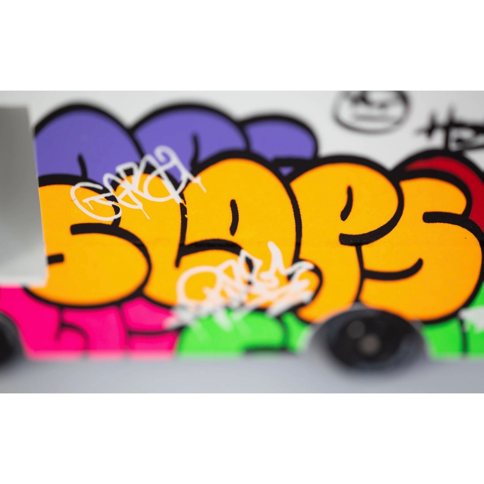 Camionnette Graffiti Noire Candylab Toys avec décoration street art colorée