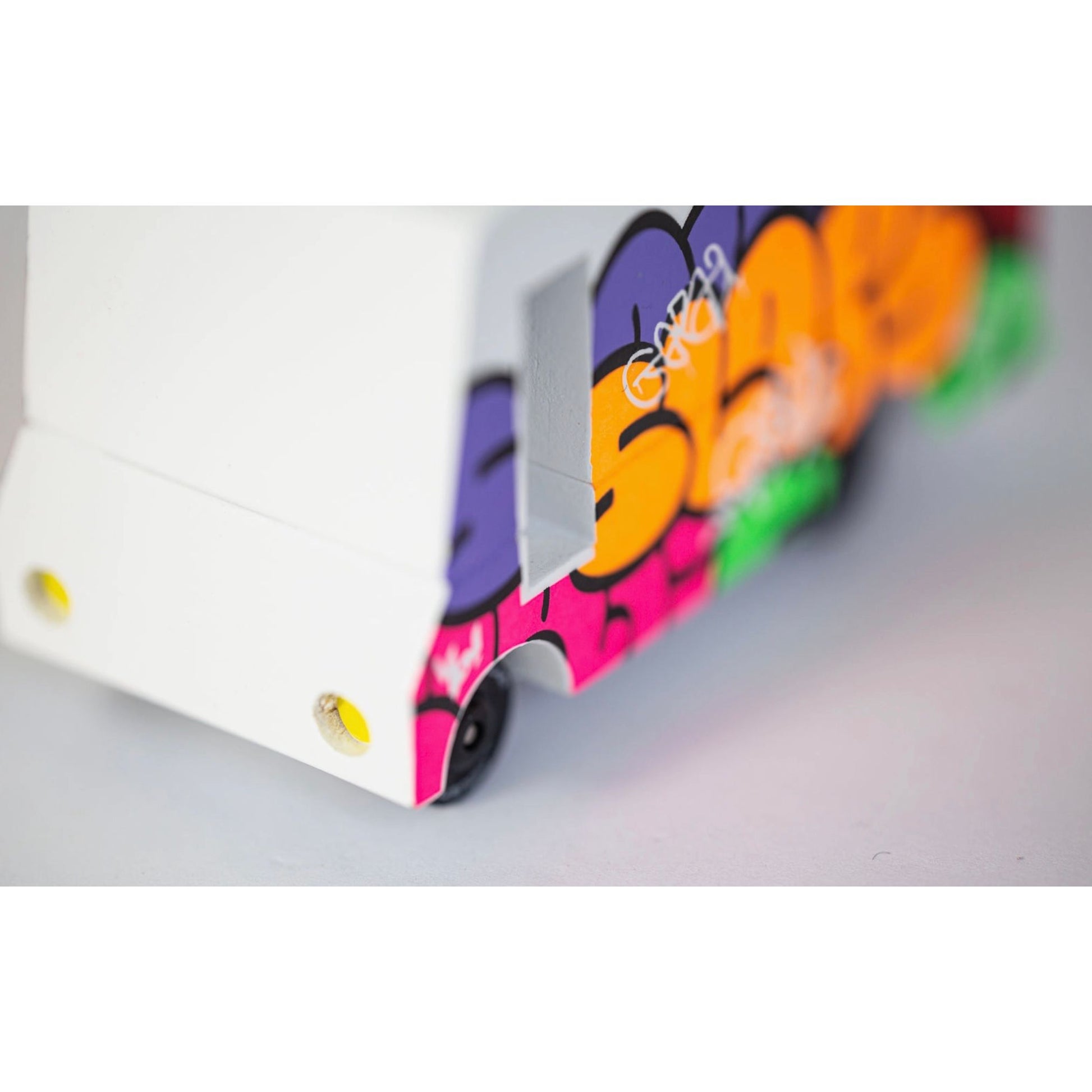Camionnette Graffiti Noire Candylab Toys avec décoration street art colorée