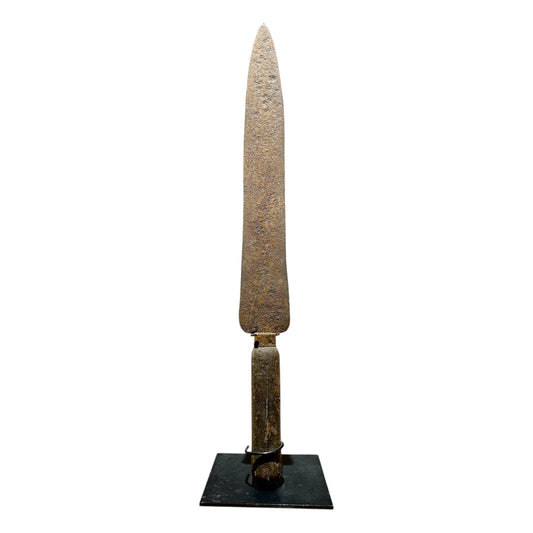 Couteau Rituel Attié – Fer Forgé Ancien sur Socle – Côte d’Ivoire - Boutique Ømm