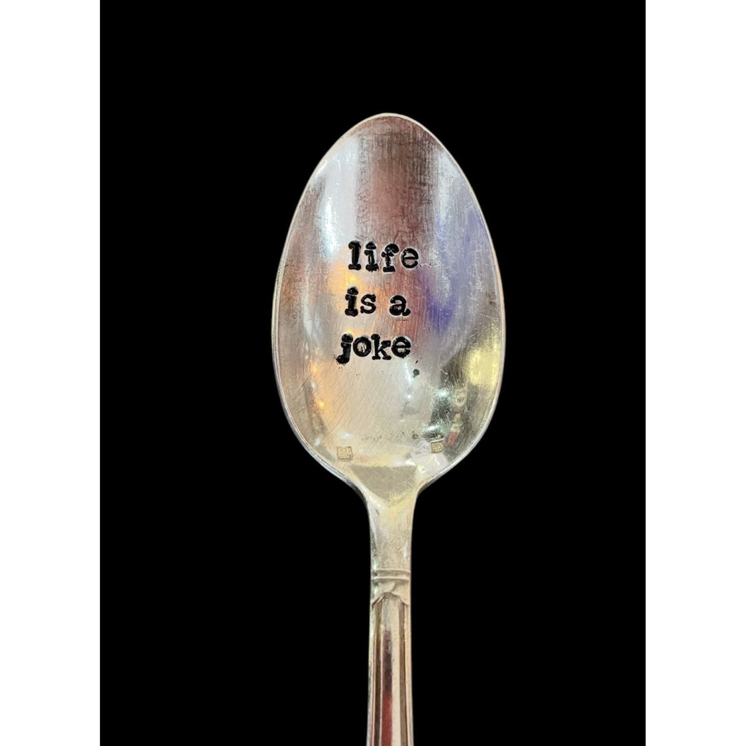 Cuillère vintage gravée "life is a joke"– Pièce unique upcyclée par ømm - Boutique Ømm
