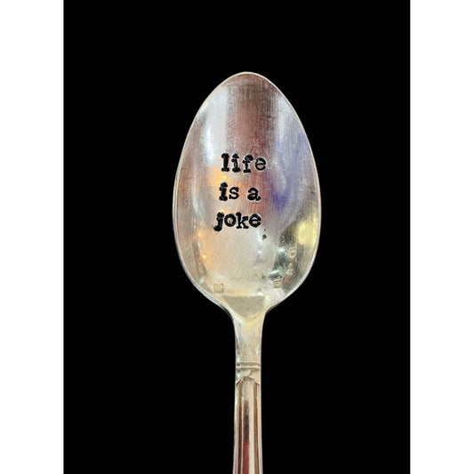 Cuillère vintage gravée "life is a joke"– Pièce unique upcyclée par ømm - Boutique Ømm