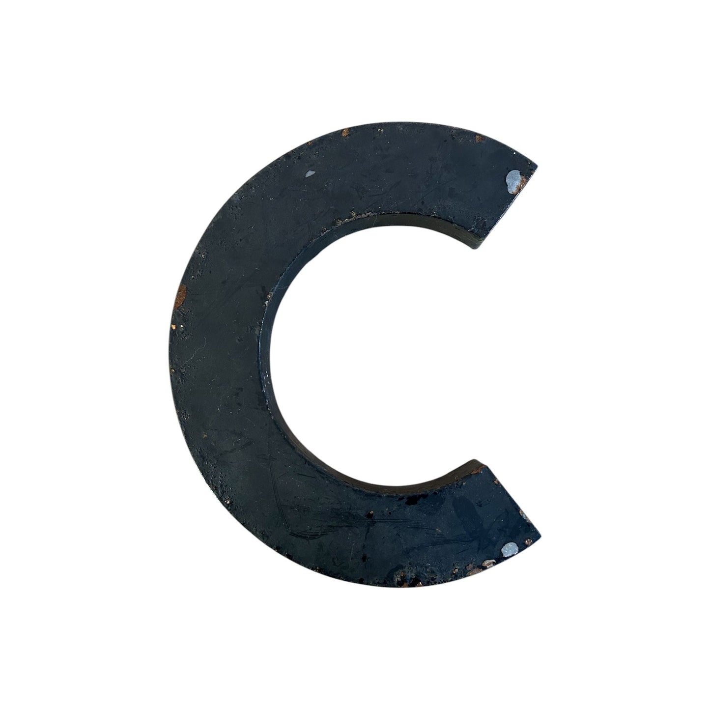 Lettre d’Enseigne Vintage “C” – Métal Noir Patiné – Style Industriel Brut - Boutique Ømm