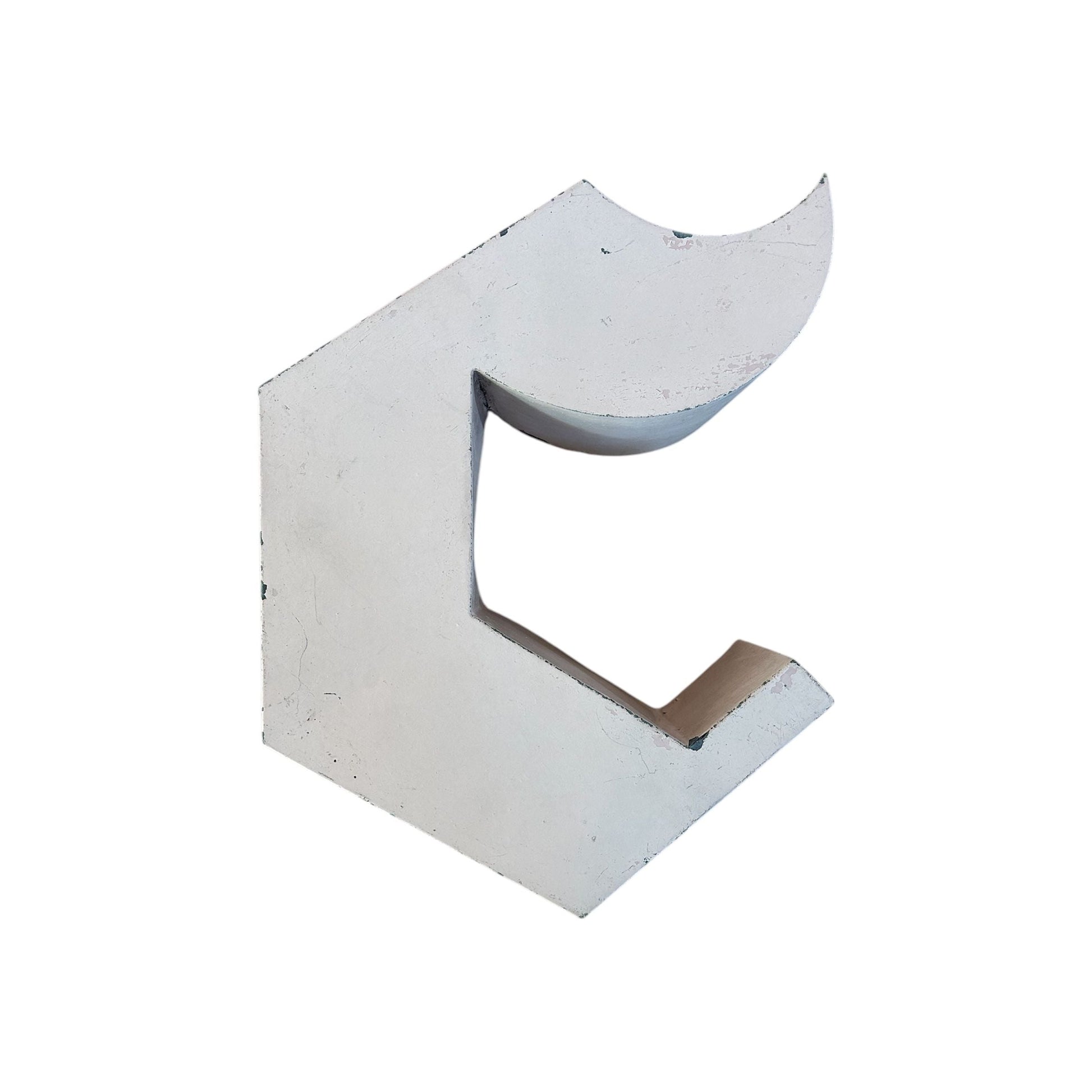 Lettre d’Enseigne Vintage “C” – Métal Rose Pâle – Design Brut et Géométrique - Boutique Ømm
