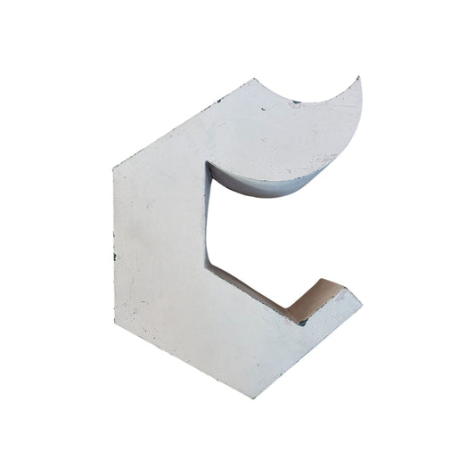 Lettre d’Enseigne Vintage “C” – Métal Rose Pâle – Design Brut et Géométrique - Boutique Ømm