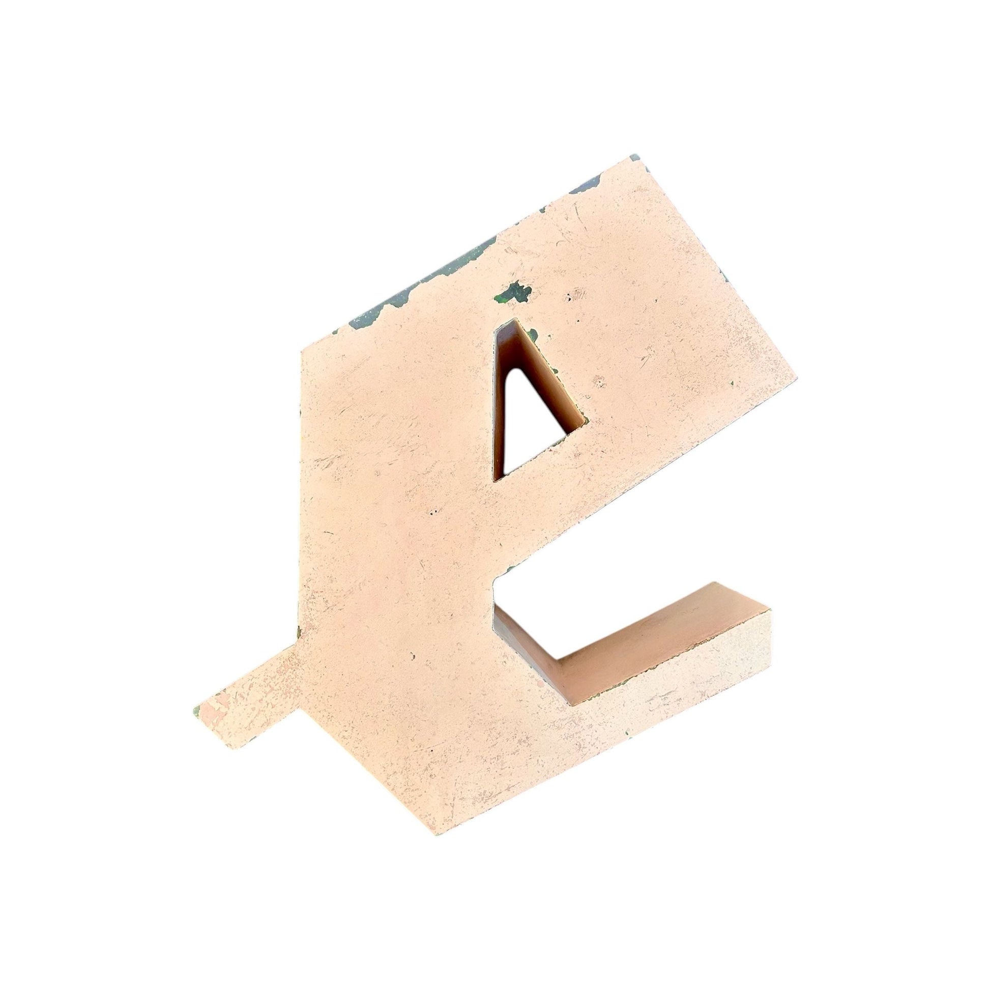 Lettre d’enseigne vintage – "e" en métal rose patiné - Boutique Ømm