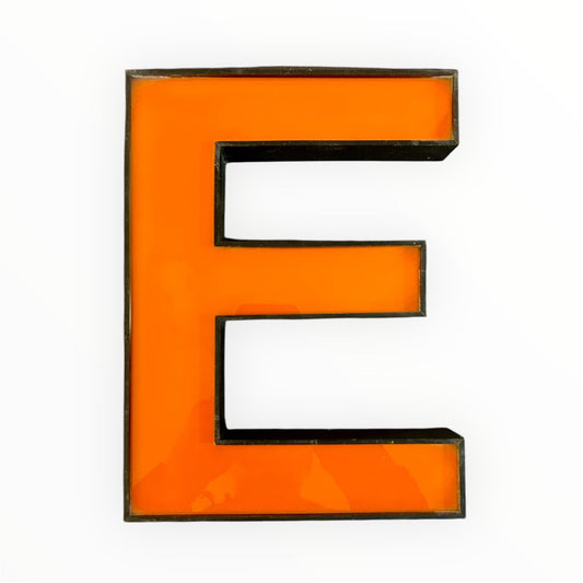 Lettre d’enseigne vintage – "E" orange en plexiglas – typographie rétro - Boutique Ømm