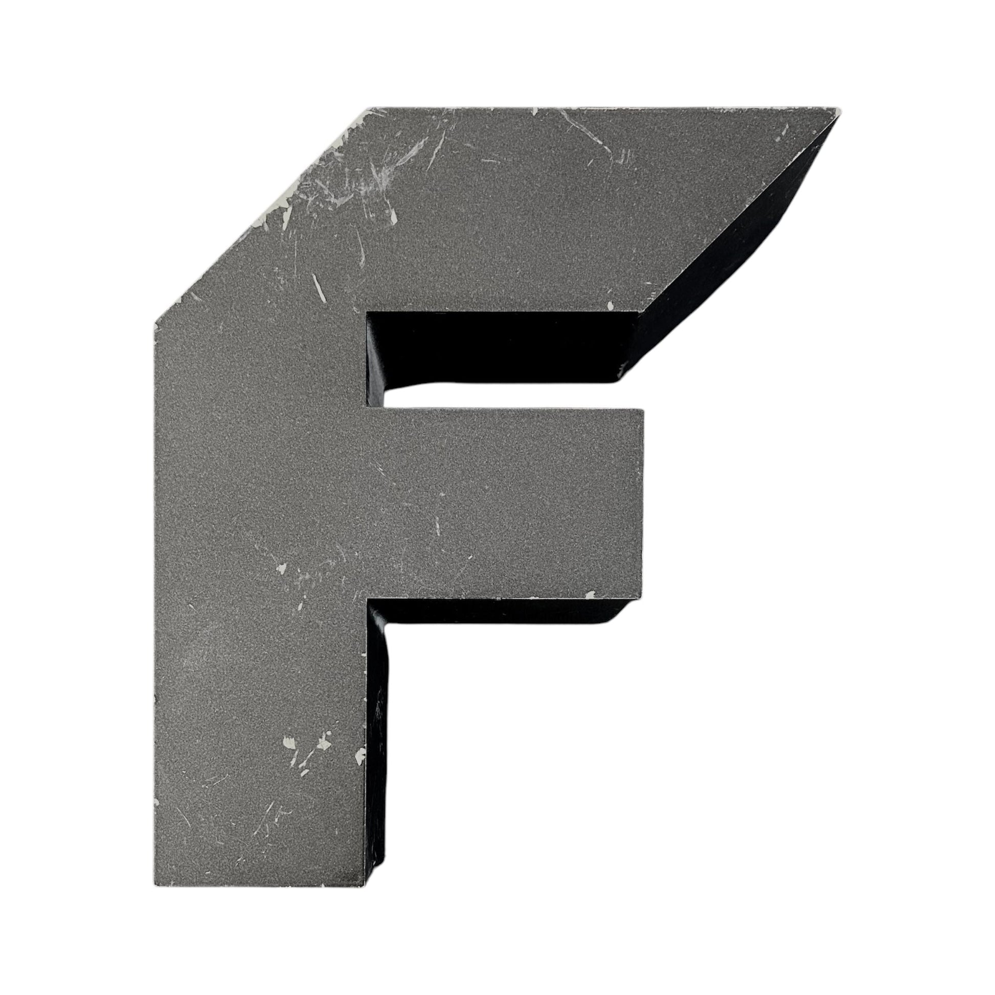 Lettre d’enseigne vintage – "F" métal noir biseauté – déco typographique - Boutique Ømm