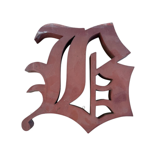 Lettre d’Enseigne Vintage – Lettre Gothique “B” – Métal Rouge Foncé – Style Baroque Industriel