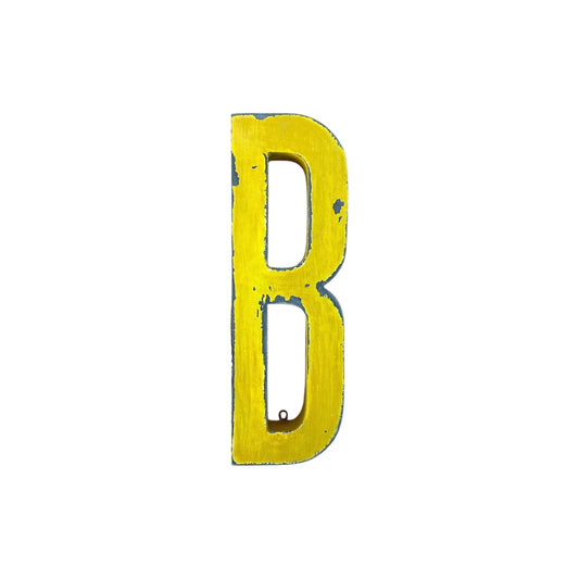 Lettre d’Enseigne Vintage – Lettre “B” – Métal Jaune Usé – Style Industriel Minimaliste